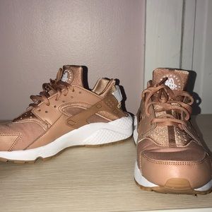 NIKE AIR HUARACHES! Dusty pink color. Size 9